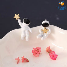 Load image into Gallery viewer, Astronaut Star Ear Studs
